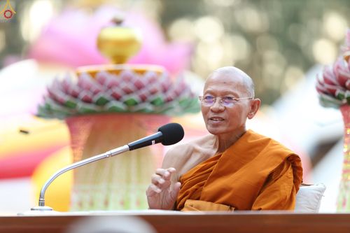 ภาพ No.290096:วันที่ 6 มกราคม พ.ศ. 2569 พิธีจุดประทีปถวายเป็นพุทธบูชา และบูชาธรรมมหาปูชนียาจารย์ (ภาพชุดที่ 2) ณ อนุสรณ์สถานมหาวิหารพระมงคลเทพมุนี (โลตัสแลนด์) อ.สองพี่น้อง จ.สุพรรณบุรี ในโครงการธรรมยาตรา กตัญญูบูชา มหาปูชนียาจารย์ พระมงคลเทพมุนี(สด จนฺทสโร) พระผู้ปรา