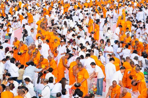 ภาพ No.302728:วันที่ 24 มกราคม พ.ศ. 2569 พิธีตักบาตรพระธรรมยาตรา(ภาพชุดที่ 2) ณ อนุสรณ์สถานลำดับที่ 5 สถานที่เผยแผ่วิชชาธรรมกายครั้งแรก อนุสรณ์สถานบางปลา วัดบางปลา อำเภอบางเลน จังหวัดนครปฐม ในโครงการธรรมยาตรา กตัญญูบูชา มหาปูชนียาจารย์ พระมงคลเทพมุนี(สด จนฺทสโร) พระผู