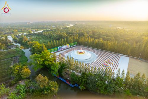 ภาพ No.290669:วันที่ 8 มกราคม พ.ศ. 2569 พระธรรมยาตราปฏิบัติธรรม และถ่ายภาพหมู่ประวัติศาสตร์ ในโครงการธรรมยาตรา กตัญญูบูชามหาปูชนียาจารย์ พระมงคลเทพมุนี(สด จนฺทสโร) พระผู้ปราบมาร อนุสรณ์สถาน 7 แห่ง ปีที่ 14 ณ อนุสรณ์สถานคลองบางนางแท่น อ.สามพราน จ.นครปฐม