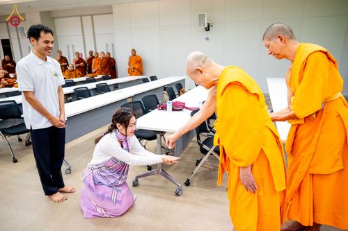 ภาพ No.323376:หลวงพ่อทัตตชีโว รองเจ้าอาวาสวัดพระธรรมกาย ถวายการต้อนรับปฏิสันถารคณะสงฆ์จากประเทศศรีลังกา