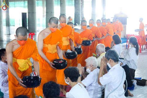 ภาพ No.82901:พิธีตักบาตรฉลองพระบวชใหม่  โครงการธรรมทายาทอุปสมบทหมู่อุดมศึกษา  รุ่นที่50 ภาคฤดูฝน วันเสาร์ที่ 24 มิถุนายน พ.ศ.2566 ณ มหารัตนวิหารคด คอร์ 6 วัดพระธรรมกาย