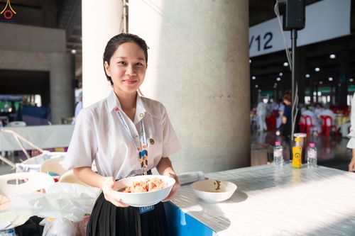 ภาพ No.325830:วันที่ 22 เมษายน พ.ศ.2569(วันคุ้มครองโลก) งานถวายมหาสังฆทาน 40,000 กว่าวัดทั่วประเทศ เจ้าหน้าที่ สาธุชน ร่วมใจจัดเตรียมภัตตาหารเพล (ชุด 2)