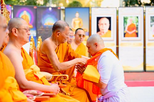 ภาพ No.280752:วันที่ 28 ธันวาคม พ.ศ. 2568 พิธีอุปสมบท โครงการอุปสมบทหมู่ ๘๑ ปี บูชาธรรมหลวงพ่อธัมมชโย ณ สมาคมพุทธ เขตตงช้ง เขตบริหารพิเศษฮ่องกง