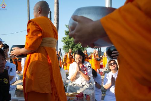 ภาพ No.282694:วันเสาร์ที่ 20 ธันวาคม พ.ศ.2568 พิธีตักบาตรพระ 10,000 รูป (ชุด 2) เนื่องในโอกาส 194 ปี จังหวัดกาญจนบุรี และอุทิศส่วนกุศลให้แด่บรรพชนทั้งหลาย บริเวณถนนสองแคว (Skywalk) เมืองกาญจนบุรี