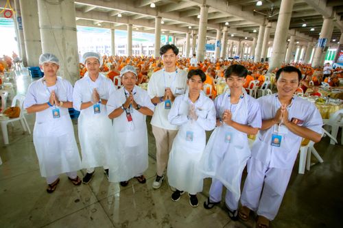 ภาพ No.325690:วันที่ 22 เมษายน พ.ศ.2569(วันคุ้มครองโลก) งานถวายมหาสังฆทาน 40,000 กว่าวัดทั่วประเทศ เจ้าหน้าที่ สาธุชน ร่วมใจจัดเตรียมภัตตาหารเพล (ชุด 2)