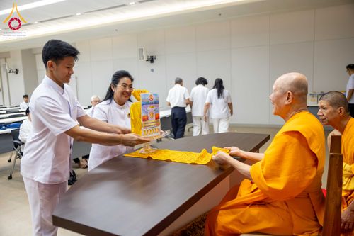 ภาพ No.324880:วันพฤหัสบดีที่ 23 เมษายน พ.ศ.2569  หลวงพ่อทัตตชีโว รองเจ้าอาวาสวัดพระธรรมกาย ถวายการต้อนรับและปฏิสันถารคณะชาวอินโดนีเซีย