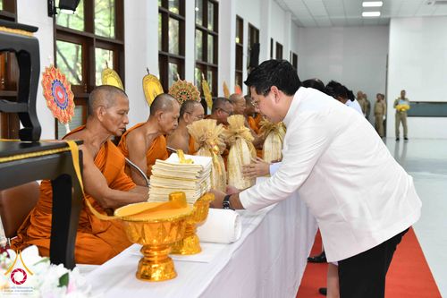ภาพ No.344256:วันที่ 12 สิงหาคม พ.ศ. 2569  พสกนิกรชาวอำเภอคลองหลวง พร้อมใจร่วมพิธีสวดพระพุทธมนต์และทำบุญตักบาตรถวายพระราชกุศล เนื่องในวันคล้ายวันพระราชสมภพ สมเด็จพระบรมราชชนนีพันปีหลวง และวันแม่แห่งชาติ 12 สิงหาคม 2569