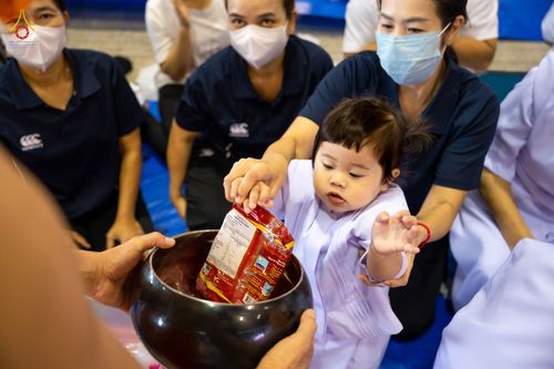 ภาพ No.76795:พิธีตักบาตรข้าวสารอาหารแห้ง  ณ บ้านแก้วเรือนทองคุณยายฯ สภาธรรมกายสากล  วัดพระธรรมกาย จ.ปทุมธานี  ในวันอาทิตย์ต้นเดือนที่ 6 มีนาคม พ.ศ. 2566