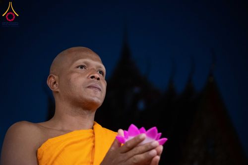 ภาพ No.297440:วันที่ 16 มกราคม พ.ศ. 2569 พิธีลอยประทีปธรรมถวายเป็นพุทธบูชา และบูชาธรรมมหาปูชนียาจารย์  ณ วัดโบสถ์บน ต.บางคูเวียง จ.นนทบุรี อนุสรณ์สถานลำดับที่ 4 สถานที่เกิดด้วยกายธรรม ในโครงการธรรมยาตรา กตัญญูบูชา มหาปูชนียาจารย์ พระมงคลเทพมุนี(สด จนฺทสโร) พระผู้ปราบม