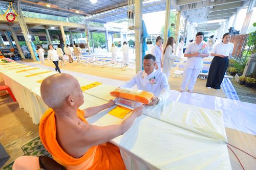 ภาพ No.292607:วันที่ 12 มกราคม พ.ศ. 2569 พิธีถวายภัตตาหารเป็นสังฆทาน แด่พระธรรมยาตรา ณ อนุสรณ์สถานมหาวิหารพระมงคลเทพมุนี (โลตัสแลนด์) อ.สองพี่น้อง จ.สุพรรณบุรี ในโครงการธรรมยาตรา กตัญญูบูชา มหาปูชนียาจารย์ พระมงคลเทพมุนี(สด จนฺทสโร) พระผู้ปราบมาร อนุสรณ์สถาน 7 แห่ง ปี