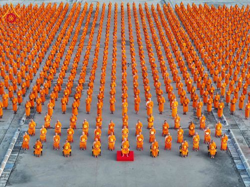 ภาพ No.285245:วันจันทร์ที่ 15 ธันวาคม พ.ศ.2568  บันทึกภาพหมู่ประวัติศาสตร์ โครงการบรรพชาอุปสมบทหมู่  รุ่นบูชาธรรมมหาปูชนียาจารย์ ประจำปี 2568 ณ ลานธรรมมหาธรรมกายเจดีย์ วัดพระธรรมกาย