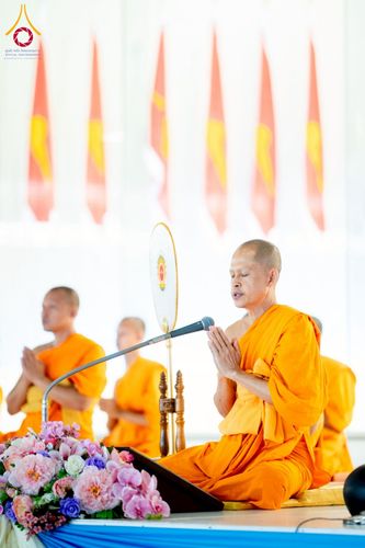 ภาพ No.215171:วันอาทิตย์ต้นเดือนที่ 6 เมษายน พ.ศ. 2568 พิธีตักบาตรข้าวสารอาหารแห้ง ณ บ้านแก้วเรือนทองคุณยาย สภาธรรมกายสากล วัดพระธรรมกาย