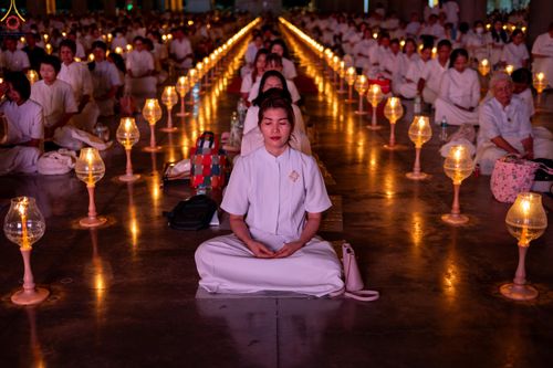 ภาพ No.331078:วันวิสาขบูชา อาทิตย์ที่ 31 พฤษภาคม พ.ศ.2569 พิธีจุดวิสาขประทีป , พิธีเวียนประทักษิณ  รอบพระมหาธรรมกายเจดีย์  และพิธีฉลองชัยสวดมนต์บทธัมมจักกัปปวัตนสูตร  ครบ 8,415,000,000 จบ ณ วัดพระธรรมกาย