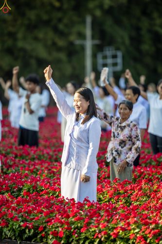 ภาพ No.280975:วันที่ 28 ธันวาคม พ.ศ.2568 กิจกรรมเก็บดอกแพงรวย ณ ทุ่งสวรรค์ตะวันฉาย วัดพระธรรมกาย