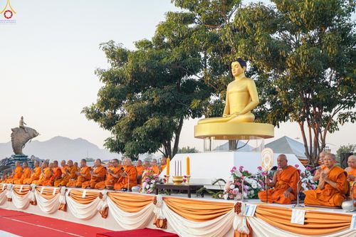 ภาพ No.282607:วันเสาร์ที่ 20 ธันวาคม พ.ศ.2568 พิธีตักบาตรพระ 10,000 รูป (ชุด 2) เนื่องในโอกาส 194 ปี จังหวัดกาญจนบุรี และอุทิศส่วนกุศลให้แด่บรรพชนทั้งหลาย บริเวณถนนสองแคว (Skywalk) เมืองกาญจนบุรี