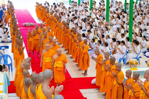 ภาพ No.330853:วันวิสาขบูชา อาทิตย์ที่ 31 พฤษภาคม พ.ศ.2569 พิธีบรรพชาสามเณรอุบาสก 11 ท่าน , พิธีถวายบาตรผ้าไตร และจตุปัจจัยไทยธรรม แด่สามเณร , พิธีอุปสมบทอุทิศชีวิต , พิธีกล่าวคำกัปปิยภัณฑ์  ณ อุโบสถพระไตรปิฎก วัดพระธรรมกาย จังหวัดปทุมธานี