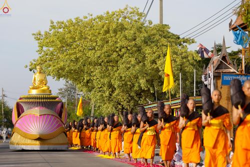 ภาพ No.287469:วันที่ 3 มกราคม พ.ศ. 2569 พิธีต้อนรับพระธรรมยาตรา ในโครงการธรรมยาตรา กตัญญูบูชา มหาปูชนียาจารย์ พระมงคลเทพมุนี(สด จนฺทสโร) พระผู้ปราบมาร อนุสรณ์สถาน 7 แห่ง ปีที่ 14 ณ อนุสรณ์สถานมหาวิหารพระมงคลเทพมุนี (โลตัสแลนด์) อ.สองพี่น้อง จ.สุพรรณบุรี