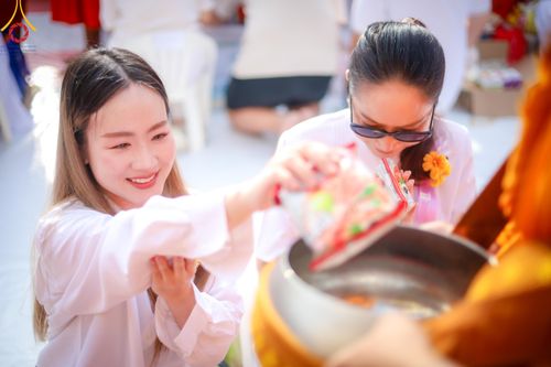 ภาพ No.343205:วันอาทิตย์ที่ 16 สิงหาคม พ.ศ.2569 พิธีตักบาตรพระ 10,000 รูป นานาชาติ ปีที่ 23 คณะสงฆ์ 4 ประเทศ 14 จังหวัดภาคใต้ น้อมถวายเป็นพุทธบูชา ทำบุญเพื่อแม่- พ่อ ณ ถนนนิพัทธ์อุทิศ 3 อ.หาดใหญ่ จ.สงขลา