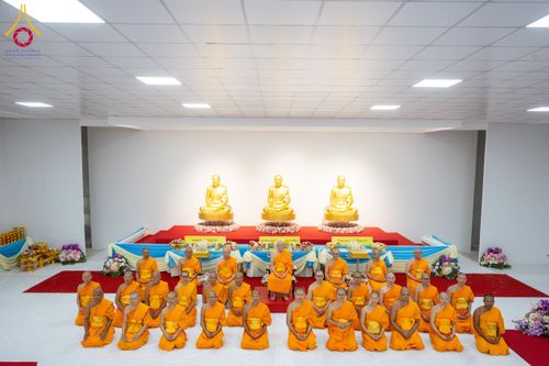 ภาพ No.160934:พิธีเจริญพระพุทธมนต์ และปิดแผ่นทองรูปเหมือน พระเดชพระคุณพระมงคลเทพมุนี (สด จนฺทสโร) พระผู้ปราบมาร จำนวน 3 องค์ วันเสาร์ที่ 5 ตุลาคม พ.ศ. 2567 ณ อาคารปลูกศรัทธา 2 (ชานชลาเดิม) วัดพระธรรมกาย อ.คลองหลวง จ.ปทุมธานี