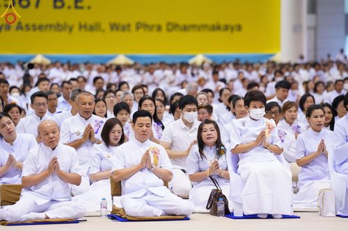 ภาพ No.167626:พิธีตักบาตรและพิธีบูชาข้าวพระ ในวันอาทิตย์ที่ 3 พฤศจิกายน พ.ศ. 2567 ณ วัดพระธรรมกาย