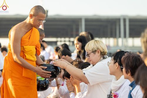 ภาพ No.187869:พิธีตักบาตรฉลองพระใหม่ ต้อนรับพุทธศักราช 2568 ณ ลานธรรมพระมหาธรรมกายเจดีย์ วัดพระธรรมกาย จ.ปทุมธานี วันที่ 1 มกราคม พ.ศ. 2568
