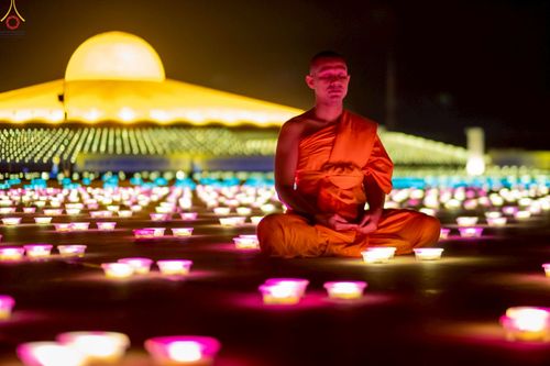 ภาพ No.241112:วันพุธที่ 27 สิงหาคม พ.ศ. 2568 พิธีจุดประทีป ในวันธรรมชัย ณ วัดพระธรรมกาย