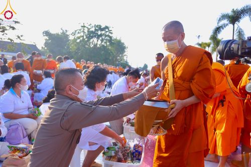 ภาพ No.101953:ตักบาตรพระ 10,000 รูป เติมบุญให้แผ่นดิน เนื่องในโอกาส 192 ปี จังหวัดกาญจนบุรี หนึ่งในโครงการตักบาตรพระ 2,000,000 รูป  77 จังหวัดทุกวัดทั่วไทย วันจันทร์ที่ 11 ธันวาคม พ.ศ. 2566 บริเวณถนนสองแคว (SKY WALK) เมืองกาญจนบุรี
