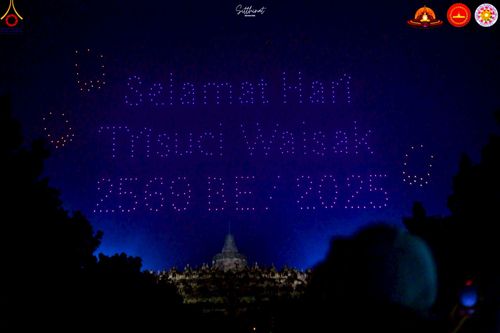 ภาพ No.224612:วันจันทร์ที่ 12 พฤษภาคม พ.ศ. 2568  ชาวพุทธในอินโดนีเซีย ร่วมฉลองวิสาขบูชาจุดประทีปกว่า 200,000 ดวง ณ พระมหาเจดีย์บรมพุทโธ  เจริญพุทธมนต์ถวาย “พระวชิรเกล้าเจ้าอยู่หัว”