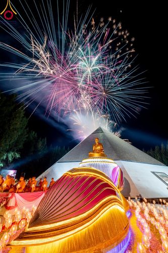 ภาพ No.107251:พิธีจุดประทีปถวายเป็นพุทธบูชา และบูชาธรรมมหาปูชนียาจารย์ ในโครงการธรรมยาตรากตัญญูบูชา มหาปูชนียาจารย์ พระมงคลเทพมุนี(สด จนฺทสโร) พระผู้ปราบมาร  อนุสรณ์สถาน 7 แห่ง ปีที่ 12  วันที่ 6 มกราคม พ.ศ. 2567 ณ อนุสรณ์สถานมหาวิหารพระมงคลเทพมุนี อ.สองพี่น้อง จ.สุพร