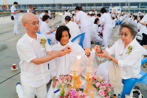 ภาพ No.122108:พิธีจุดประทีปถวายเป็นพุทธบูชา และบูชาธรรมมหาปูชนียาจารย์ พระมงคลเทพมุนี(สด จนฺทสโร) ในโครงการธรรมยาตรา กตัญญูบูชา มหาปูชนียาจารย์ พระมงคลเทพมุนี(สด จนฺทสโร) พระผู้ปราบมาร อนุสรณ์สถาน 7 แห่ง ปีที่ 12 วันที่ 31 มกราคม พ.ศ. 2567 ณ วัดพระธรรมกาย จ.ปทุมธานี