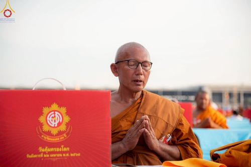 ภาพ No.221694:วันอังคารที่ 22 เมษายน พ.ศ. 2568 ภาพพิธีถวายมหาสังฆทานคณะสงฆ์ 40,000 กว่าวัดทั่วประเทศ เนื่องในวันคุ้มครองโลก ชุดที่ 2 (ปลื้มให้สมการรอคอย) ณ ลานธรรมพระมหาธรรมกายเจดีย์ วัดพระธรรมกาย
