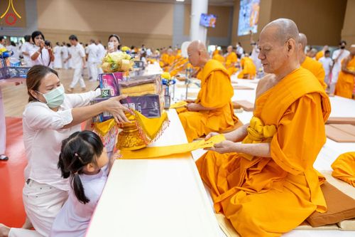 ภาพ No.145369:พิธีถวายผ้าอาบน้ำฝนและประทีปโคมไฟ ณ สภาธรรมกายสากล วัดพระธรรมกาย วันเสาร์ที่ 20 กรกฎาคม พ.ศ. 2567