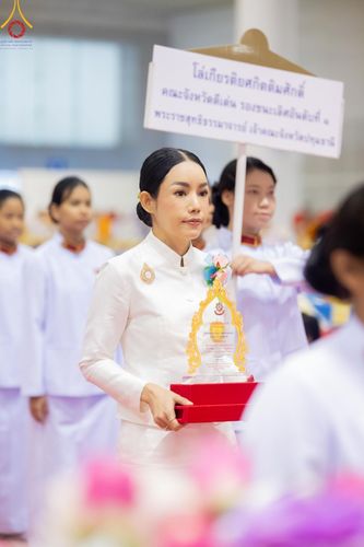 ภาพ No.147187:พิธีมุทิตาสักการะพระภิกษุ ผู้สอบได้เปรียญธรรม 9 ประโยคระดับโลกปีที่ 36, พิธีมอบโล่เกียรติยศและทุนการศึกษา สำนักเรียนบาลีดีเด่นทั่วประเทศ, พิธีถวายมหาสังฆทานคณะสงฆ์ 2,000 กว่าวัด ทั่วประเทศ ปีที่ 24, พิธีถวายไทยธรรมคณะสงฆ์ 323 วัด 4 จังหวัดชายแดนภาคใต้