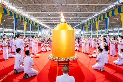 ภาพ No.89571:พิธีตักบาตร ข้าวสารอาหารแห้ง พิธีบูชาข้าวพระ และพิธีจุดเทียนใจ ไฟนิรันดร์  อนันตชัย ณ สภาธรรมกายสากล วัดพระธรรมกาย วันอาทิตย์ที่ 1 ตุลาคม พ.ศ. 2566