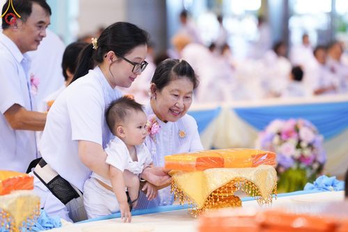 ภาพ No.160257:พิธีทอดผ้าป่าสมทบกฐินวัดพระธรรมกาย และสมทบกฐิน 30,000 วัดทั่วไทย ครั้งที่ 3 ณ สภาธรรมกายสากล วัดพระธรรมกาย วันพฤหัสบดีที่ 10 ตุลาคม พ.ศ. 2567