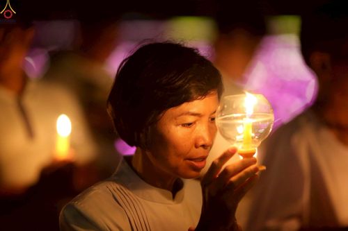 ภาพ No.224096:วันวิสาขบูชา วันอาทิตย์ที่ 11 พฤษภาคม พ.ศ. 2568 พิธีจุดวิสาขประทีป ,  พิธีเวียนประทักษิณรอบพระมหาธรรมกายเจดีย์ , พิธีฉลองชัยสวดมนต์บทธัมมจักกัปปวัตตนสูตร ครบ 7,357,000,000 จบ ณ มหารัตนวิหารคด วัดพระธรรมกาย