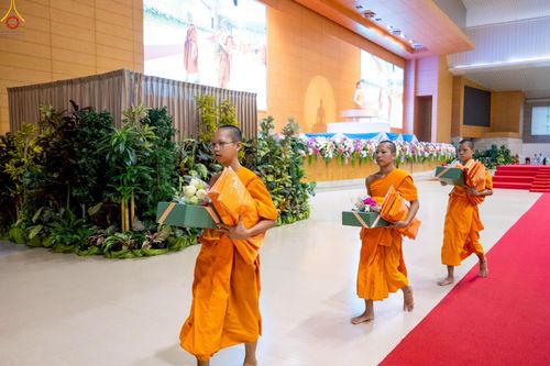 ภาพ No.233902:วันเสาร์ที่ 19 กรกฎาคม พ.ศ.2568 วันมหารำลึก ครั้งที่ 35 พิธีรำลึกถึงนักสร้างบารมี , พิธีสวดพระพุทธมนต์ , พิธีทอดผ้าบังสกุลและถวายไทยธรรม วัดพระธรรมกาย