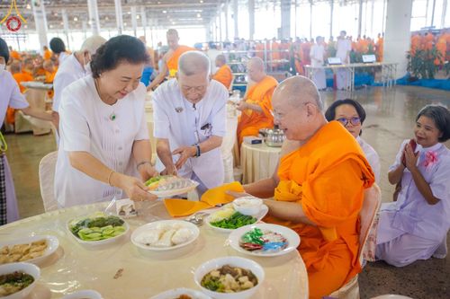 ภาพ No.150038:พิธีตักบาตร , พิธีปฎิบัติธรรม , พิธีถวายภัตตาหารเมนูสวรรค์ ในพรรษาแห่งการเข้าถึงธรรม วันธรรมชัย วันอังคารที่ 27 สิงหาคม พ.ศ.2567 ณ สภาธรรมกายสากล วัดพระธรรมกาย