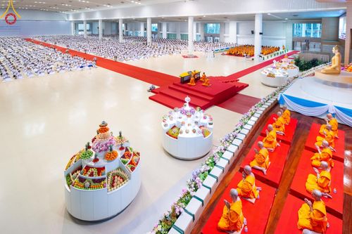 ภาพ No.136698:พิธีตักบาตร พิธีบูชาข้าวพระ ในวันอาทิตย์ต้นเดือนที่ 5 พฤษภาคม พ.ศ. 2567 ณ วัดพระธรรมกาย จ.ปทุมธานี