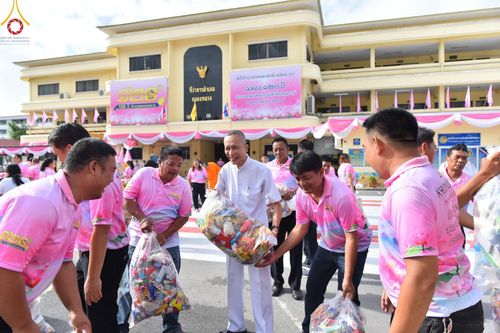 ภาพ No.150935:พิธีเจริญพระพุทธมนต์ และทำบุญตักบาตรแด่คณะสงฆ์ จำนวน 121 รูป เนื่องในโอกาสฉลองครบรอบ 120 ปี อำเภอคลองหลวง จังหวัดปทุมธานี เพื่อถวายเป็นพุทธบูชา ช่วยเหลือผู้ประสบความเดือดร้อนจากอุทกภัย และคณะสงฆ์ 323 วัด 4 จังหวัดชายแดนภาคใต้ วันเสาร์ที่ 31 สิงหาคม พ.ศ. 
