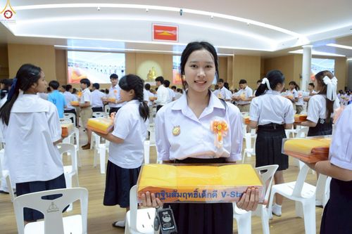 ภาพ No.246051:วันเสาร์ที่ 13 กันยายน พ.ศ. 2568 พิธีมอบผ้าไตรประธานกฐินสัมฤทธิ์เด็กดี V-Star ณ สภาธรรมกายสากล วัดพระธรรมกาย