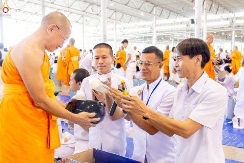 ภาพ No.240532:วันพุธที่ 27 สิงหาคม พ.ศ. 2568 พิธีตักบาตร ในวันธรรมชัย ณ วัดพระธรรมกาย จ.ปทุมธานี