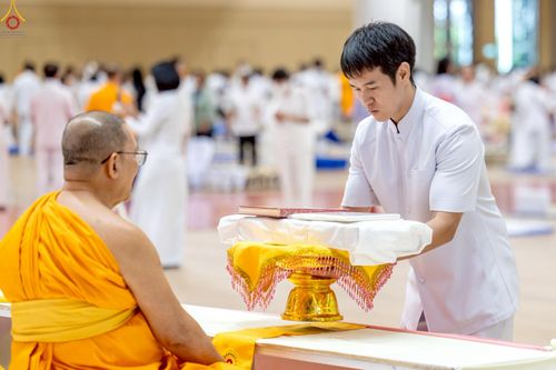 ภาพ No.228453:วันอาทิตย์ที่ 8 มิถุนายน พ.ศ. 2568 พิธีถวายทุนสนับสนุนพระไตรปิฎกฉบับธรรมชัย และอนุรักษ์คัมภีร์โบราณ ณ ห้องแก้วสารพัดนึก 2 วัดพระธรรมกาย