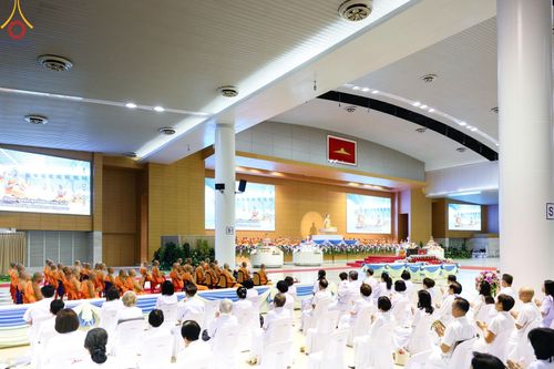 ภาพ No.177710:พิธีตักบาตรและพิธีบูชาข้าวพระ ในวันอาทิตย์ต้นเดือนที่ 1 ธันวาคม พ.ศ. 2567 ณ สภาธรรมกายสากล วัดพระธรรมกาย