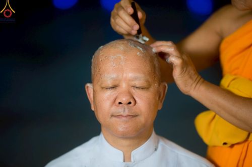ภาพ No.223283:วันที่ 2 -10 พฤษภาคม พ.ศ. 2568 พิธีตัดปอยผม ปลงผม พิธีขอขมาลาอุปสมบทอุทิศชีวิต ของอุบาสก พิสิทธิ์ หมื่นแกล้ว  ณ วัดพระธรรมกาย