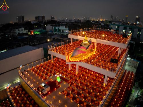 ภาพ No.201704:พิธีจุดประทีปถวายเป็นพุทธบูชา และบูชาธรรมมหาปูชนียาจารย์ ณ อาคารธรรมยาตรา กตัญญูบูชามหาปูชนียาจารย์ ตรงข้ามวัดปากน้ำภาษีเจริญ จ.กรุงเทพมหานคร ในโครงการธรรมยาตรา กตัญญูบูชา มหาปูชนียาจารย์ พระมงคลเทพมุนี(สด จนฺทสโร) พระผู้ปราบมาร อนุสรณ์สถาน 7 แห่ง