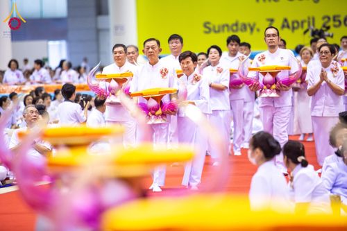 ภาพ No.134437:พิธีทอดผ้าป่าสมทบ มหาสังฆทาน 10,000 วัด ทั่วไทย วันอาทิตย์ต้นเดือนที่ 7 เมษายน พ.ศ.2567 ณ ห้องแก้วสารพัดนึก 1 สภาธรรมกายสากล  วัดพระธรรมกาย จ.ปทุมธานี