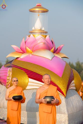 ภาพ No.201161:พิธีตักบาตรพระธรรมยาตรา ณ อนุสรณ์สถานลำดับที่ 5 สถานที่เผยแผ่วิชชาธรรมกายครั้งแรก อนุสรณ์สถานบางปลา วัดบางปลา อำเภอบางเลน จังหวัดนครปฐม ในโครงการธรรมยาตรา กตัญญูบูชา มหาปูชนียาจารย์ พระมงคลเทพมุนี(สด จนฺทสโร) พระผู้ปราบมาร อนุสรณ์สถาน 7 แห่ง ปีที่ 13