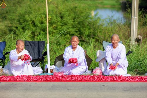 ภาพ No.287688:วันที่ 3 มกราคม พ.ศ. 2569 พิธีต้อนรับพระธรรมยาตรา ครั้งที่ 2 (ภาพชุดที่ 2) ในโครงการธรรมยาตรา กตัญญูบูชา มหาปูชนียาจารย์ พระมงคลเทพมุนี(สด จนฺทสโร) พระผู้ปราบมาร อนุสรณ์สถาน 7 แห่ง ปีที่ 14 ณ อนุสรณ์สถานมหาวิหารพระมงคลเทพมุนี (โลตัสแลนด์) อ.สองพี่น้อง จ.