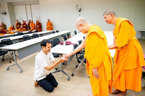 ภาพ No.323375:หลวงพ่อทัตตชีโว รองเจ้าอาวาสวัดพระธรรมกาย ถวายการต้อนรับปฏิสันถารคณะสงฆ์จากประเทศศรีลังกา